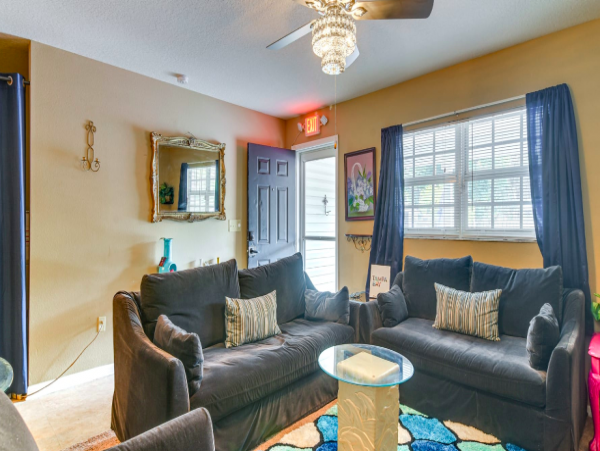 2 Bedroom Colorful House, 5 miles to Beach