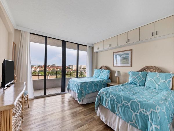 Spacious 3BR Condo on Siesta Key - Steps to the Beach