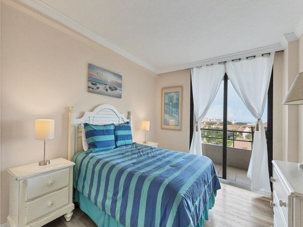 Spacious 3BR Condo on Siesta Key - Steps to the Beach
