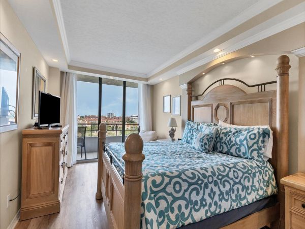 Spacious 3BR Condo on Siesta Key - Steps to the Beach