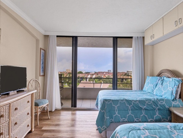 Spacious 3BR Condo on Siesta Key - Steps to the Beach