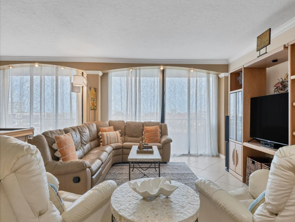Spacious 3BR Condo on Siesta Key - Steps to the Beach