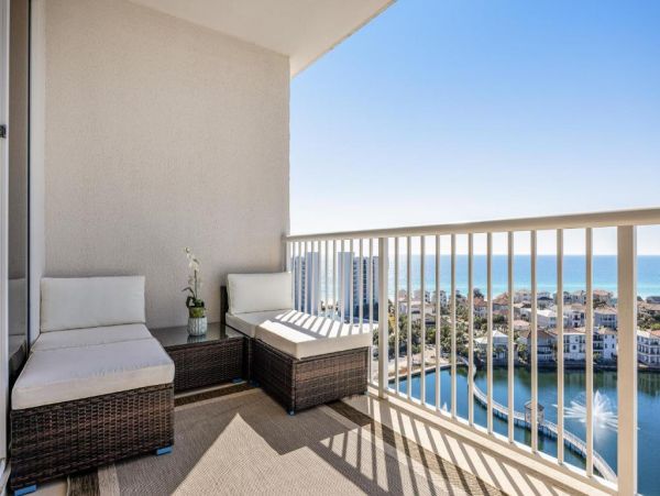 Stunning Destin Penthouse with Amazing Water Views