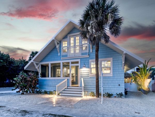 Beachfront 4 Bedroom Vacation Home in Anna Maria Island