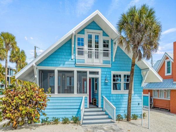 Beachfront 4 Bedroom Vacation Home in Anna Maria Island