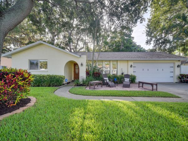4 Bed, 2.5 Bath Vacation Rental Home with Private Pool in Largo