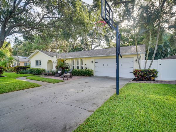 4 Bed, 2.5 Bath Vacation Rental Home with Private Pool in Largo