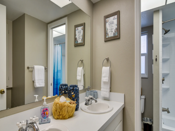 4 Bed, 2.5 Bath Vacation Rental Home with Private Pool in Largo