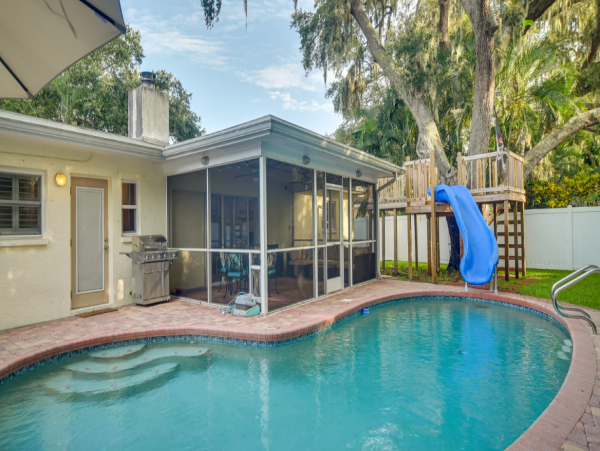 4 Bed, 2.5 Bath Vacation Rental Home with Private Pool in Largo