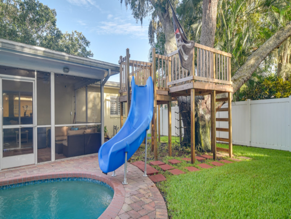 4 Bed, 2.5 Bath Vacation Rental Home with Private Pool in Largo