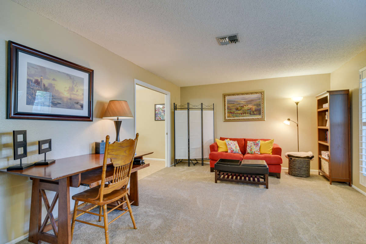 4 Bed, 2.5 Bath Vacation Rental Home with Private Pool in Largo