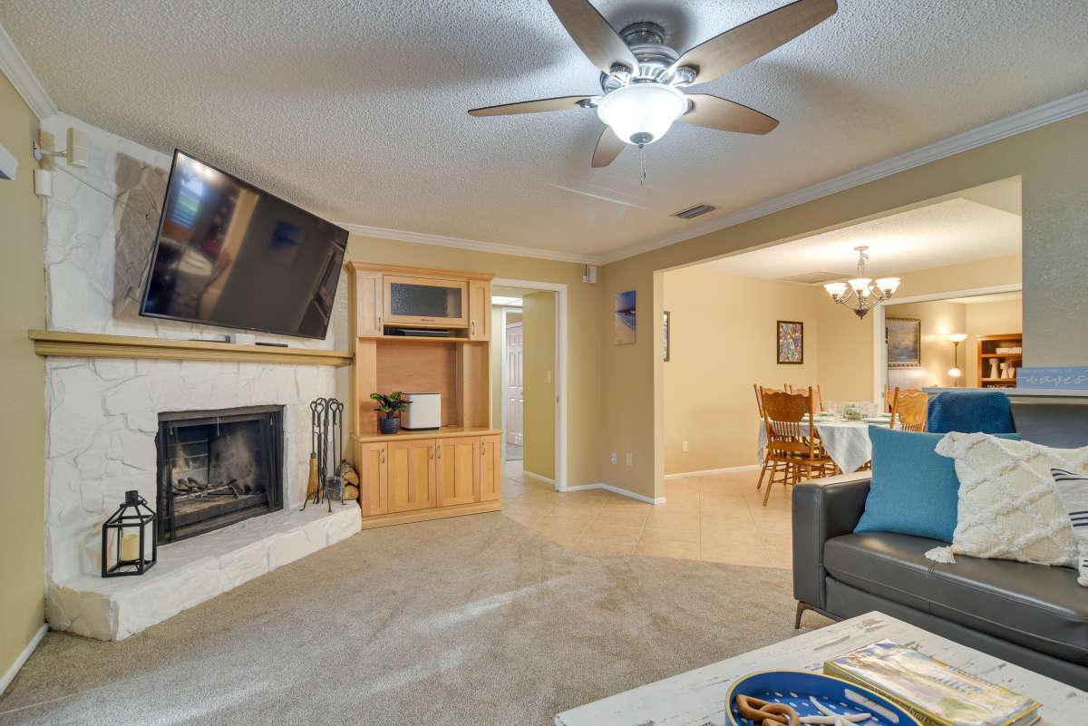 4 Bed, 2.5 Bath Vacation Rental Home with Private Pool in Largo