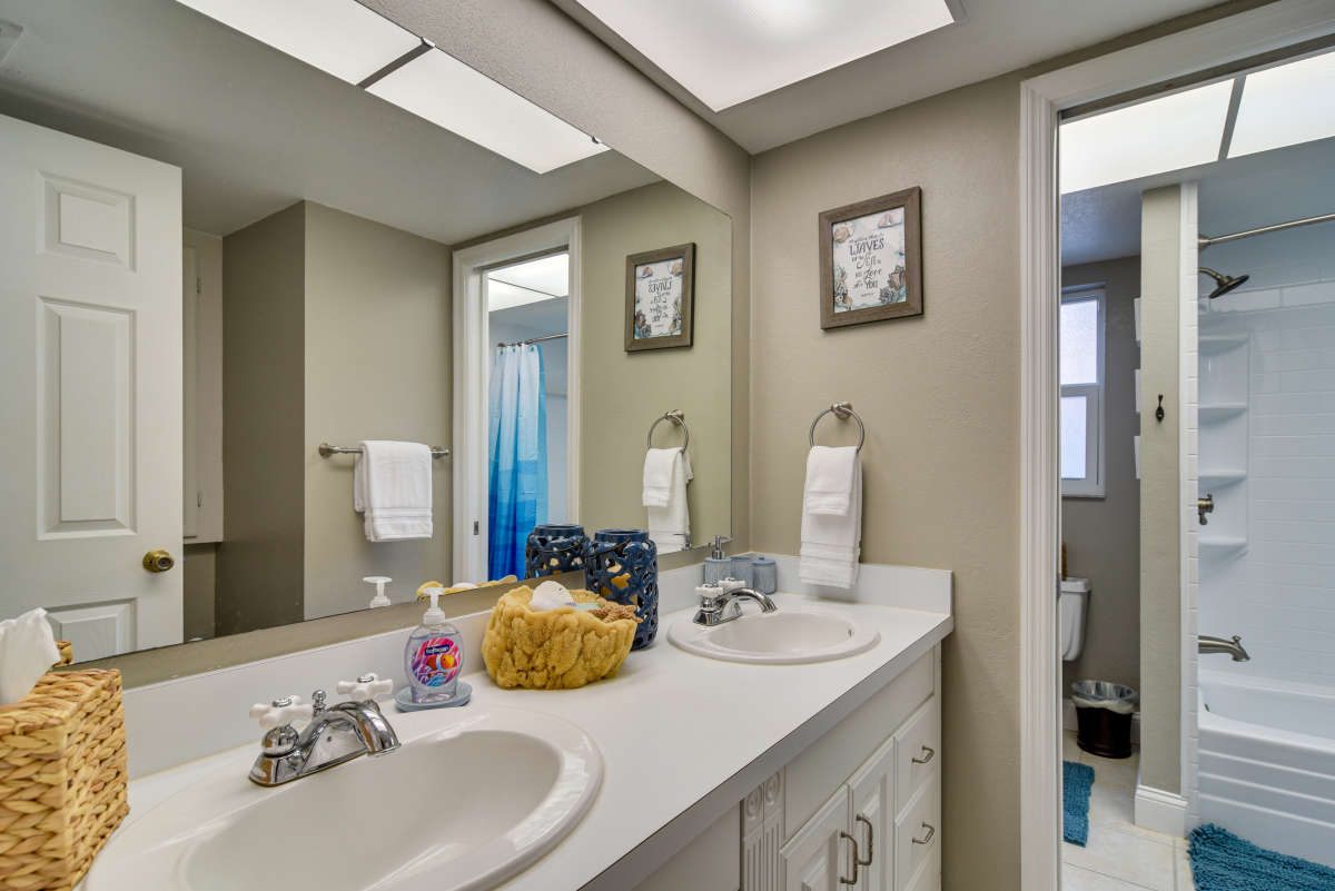 4 Bed, 2.5 Bath Vacation Rental Home with Private Pool in Largo