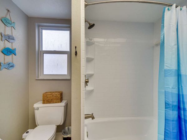 4 Bed, 2.5 Bath Vacation Rental Home with Private Pool in Largo