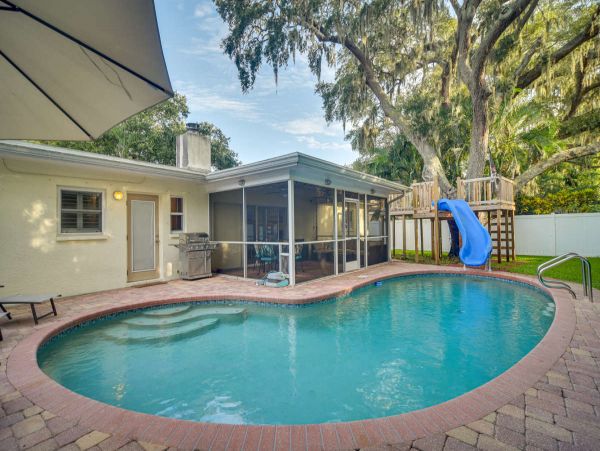 4 Bed, 2.5 Bath Vacation Rental Home with Private Pool in Largo