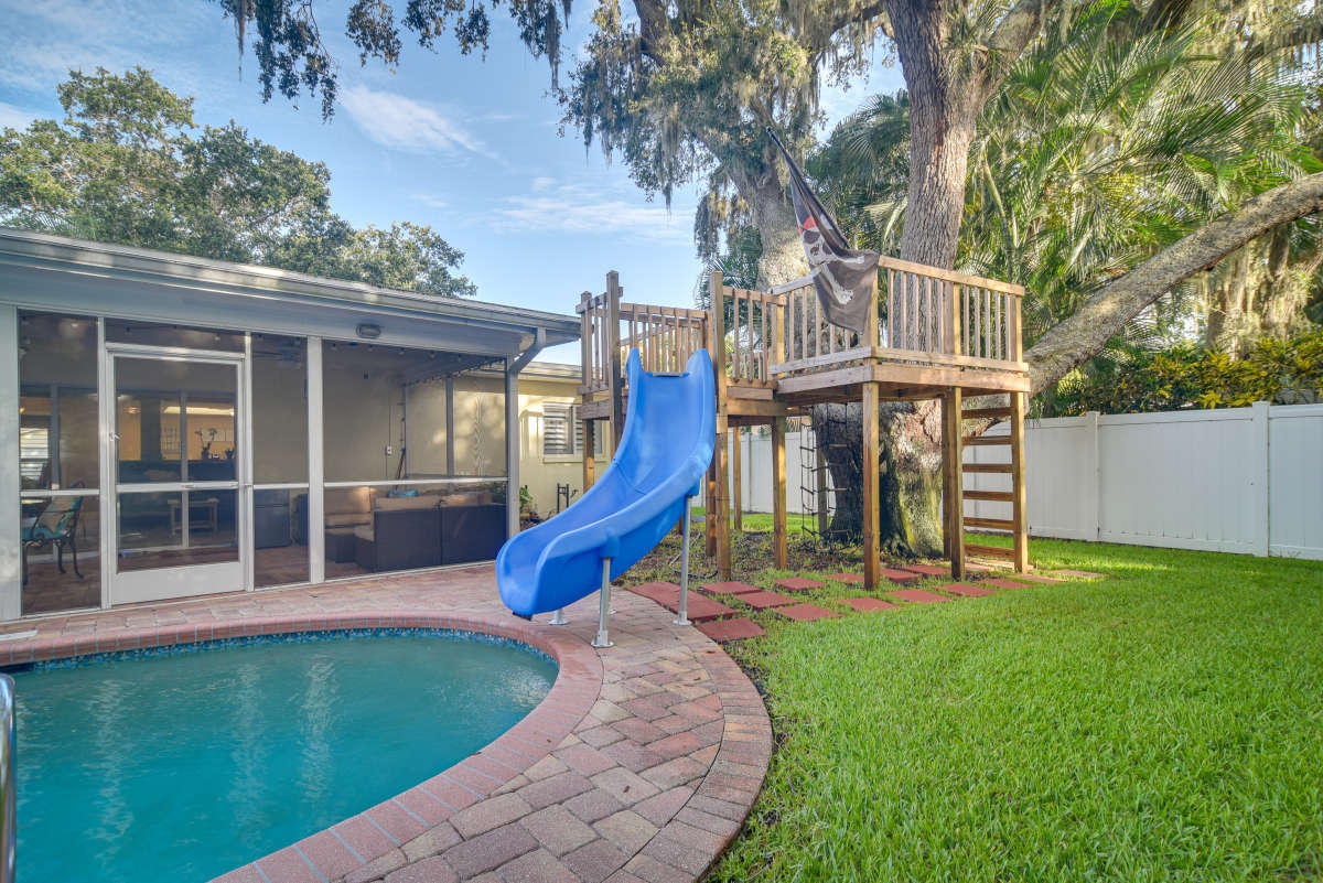 4 Bed, 2.5 Bath Vacation Rental Home with Private Pool in Largo
