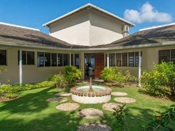 Jamaica Three Bedroom Walk to Beach Elegant Vacation Home