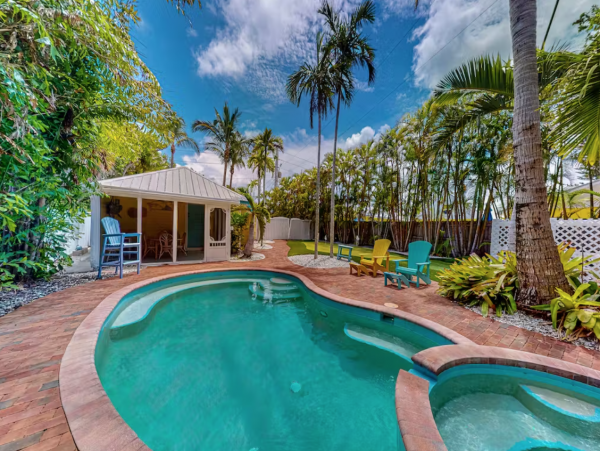 Charming Anna Maria Cottage with Pool, Steps from the Beach