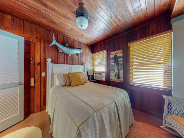 Charming Anna Maria Cottage with Pool, Steps from the Beach