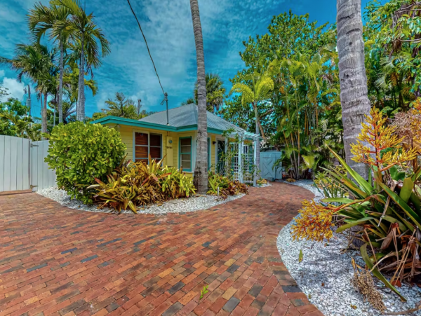 Charming Anna Maria Cottage with Pool, Steps from the Beach