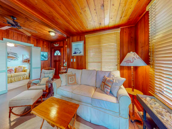 Charming Anna Maria Cottage with Pool, Steps from the Beach
