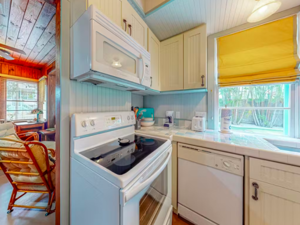 Charming Anna Maria Cottage with Pool, Steps from the Beach