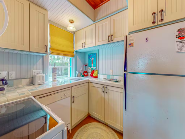 Charming Anna Maria Cottage with Pool, Steps from the Beach