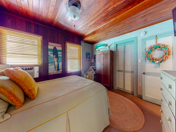 Charming Anna Maria Cottage with Pool, Steps from the Beach