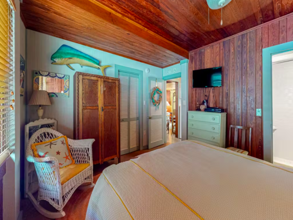 Charming Anna Maria Cottage with Pool, Steps from the Beach