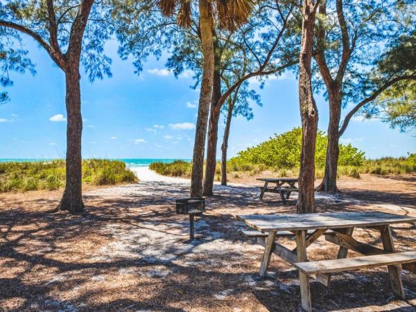 Holmes Beach Vacation Studio Walk to Beach Sleeps 2 Guests