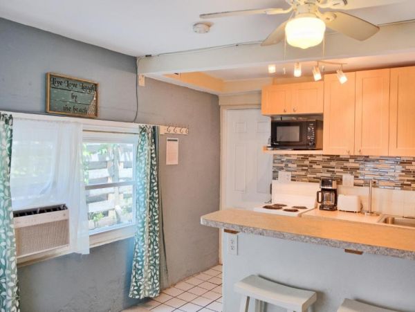 Holmes Beach Vacation Studio Walk to Beach Sleeps 2 Guests