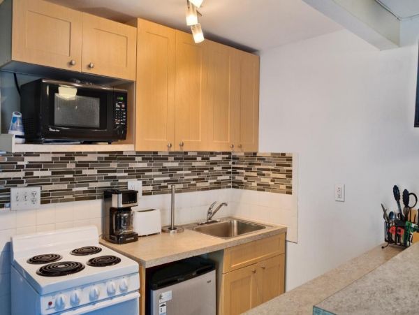Holmes Beach Vacation Studio Walk to Beach Sleeps 2 Guests