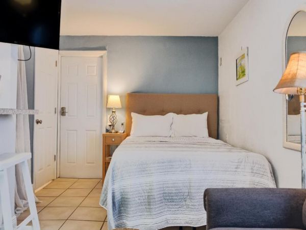 Holmes Beach Vacation Studio Walk to Beach Sleeps 2 Guests