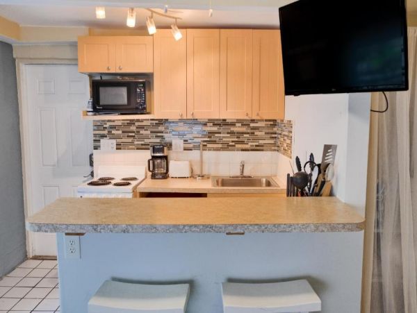 Holmes Beach Vacation Studio Walk to Beach Sleeps 2 Guests