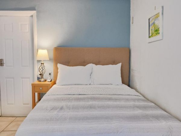 Holmes Beach Vacation Studio Walk to Beach Sleeps 2 Guests