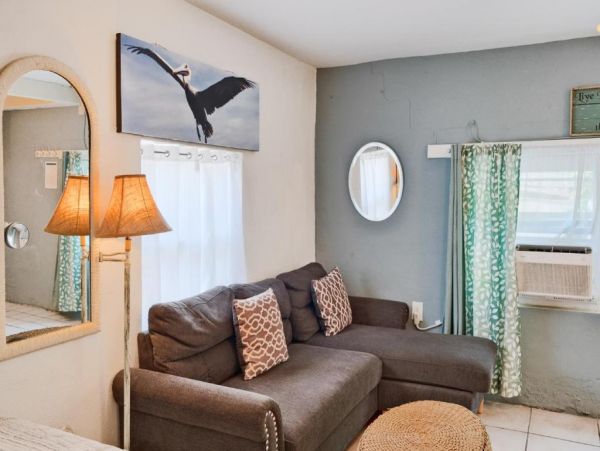Holmes Beach Vacation Studio Walk to Beach Sleeps 2 Guests