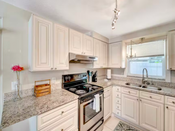 Charming Escape with Outdoor Patio and Prime Beach Access in Anna Maria