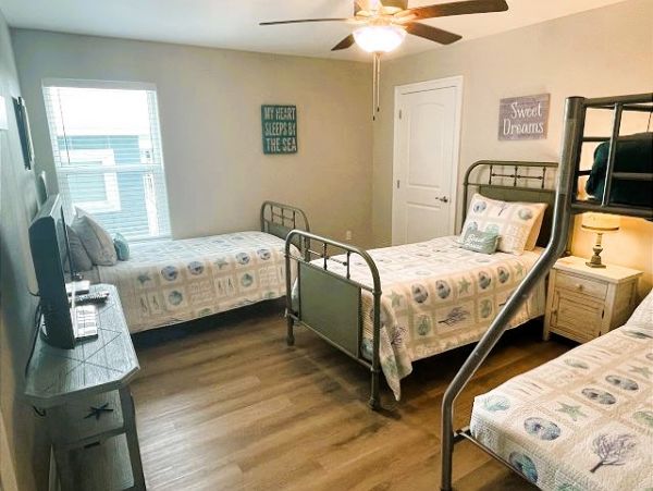 Navarre Vacation Home Five Bedroom Walk to Beach