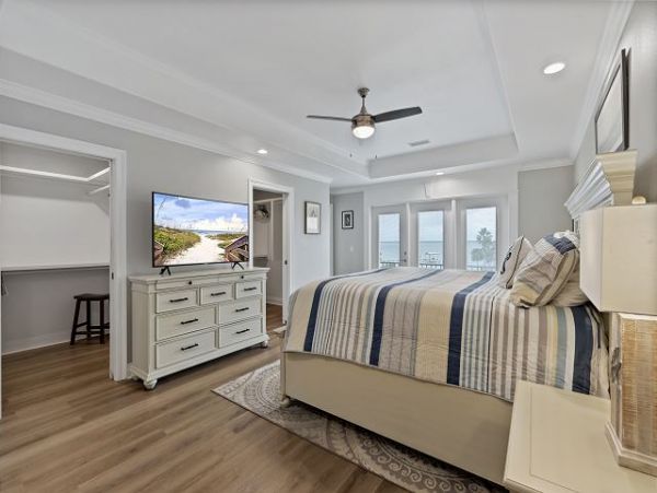 Navarre Vacation Home Five Bedroom Walk to Beach