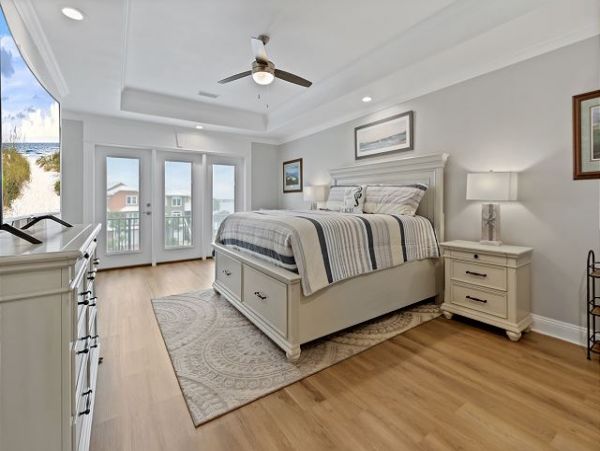Navarre Vacation Home Five Bedroom Walk to Beach