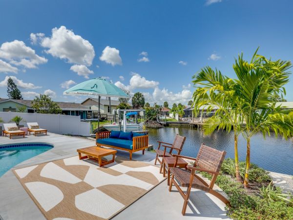 Apollo Beach Luxury Four Bedroom Home Private Pool & Dock
