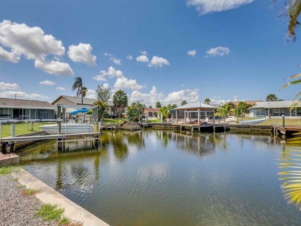 Apollo Beach Luxury Four Bedroom Home Private Pool & Dock
