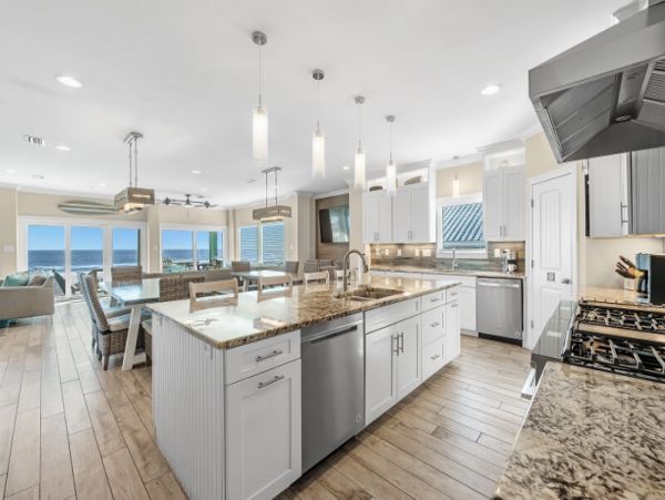 Beachfront Vacation Rental with 11 Bedrooms Sleeps 36