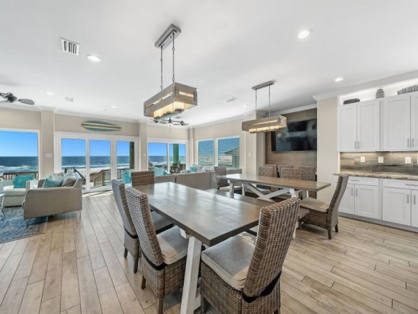 Beachfront Vacation Rental with 11 Bedrooms Sleeps 36