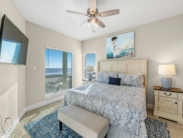 Beachfront Vacation Rental with 11 Bedrooms Sleeps 36
