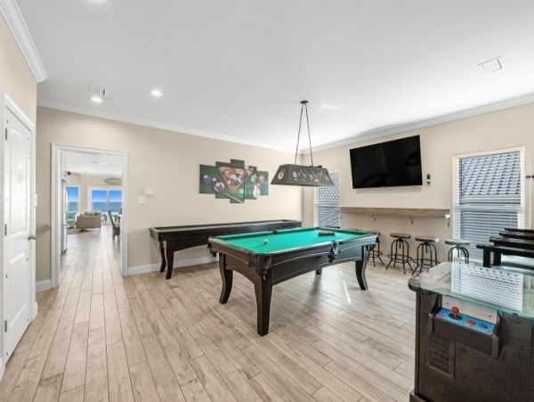Beachfront Vacation Rental with 11 Bedrooms Sleeps 36