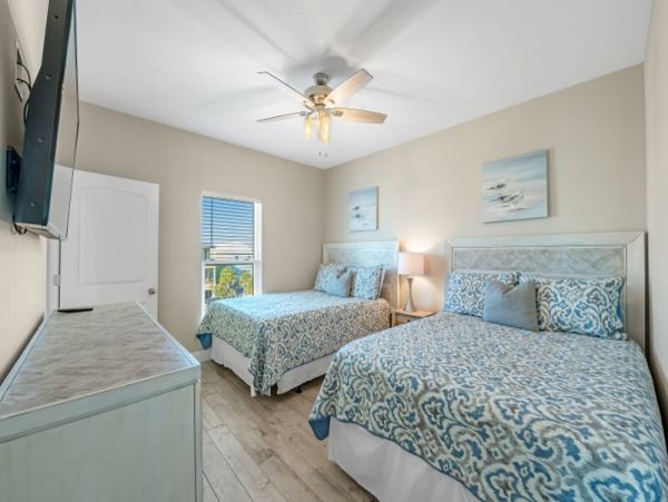 Beachfront Vacation Rental with 11 Bedrooms Sleeps 36