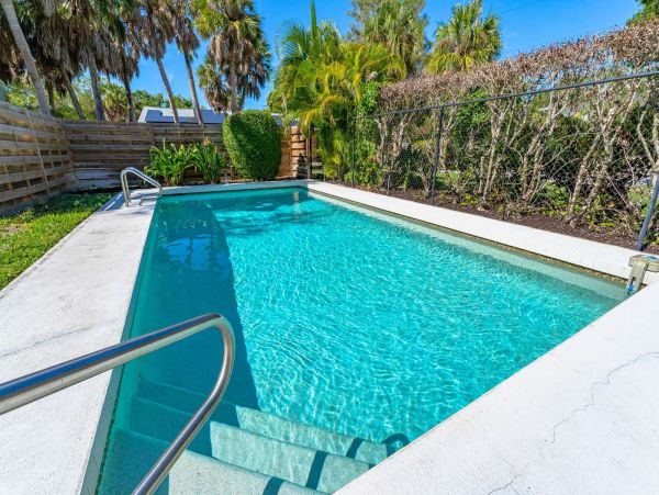 Cozy Two Bedroom Vacation Rental with Private Pool in Siesta Key