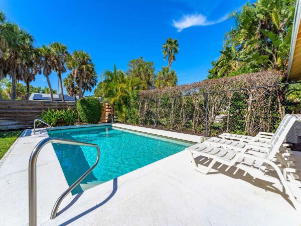 Cozy Two Bedroom Vacation Rental with Private Pool in Siesta Key