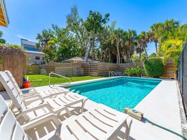 Cozy Two Bedroom Vacation Rental with Private Pool in Siesta Key